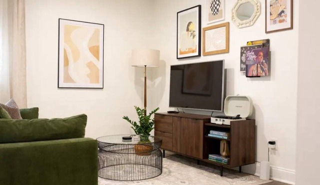 Cozy midcentury suite in East Atlanta