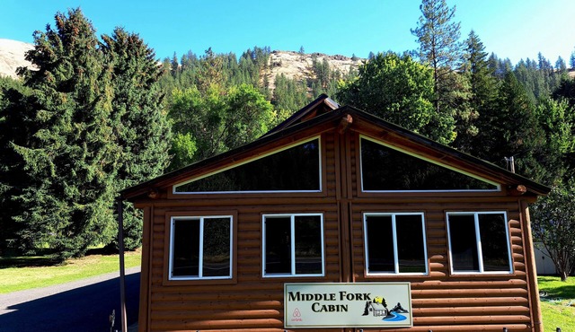 Cozy Middle Fork Cabin. n Across from Clearwater River