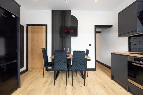 Cozy Midnight Manor Home with Cinema Room & Fast Wi-Fi