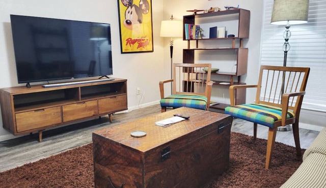 Cozy Midtown Apartment, King Bed