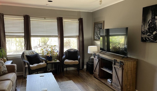 Cozy Midtown charmer. Close to hospitals, Utica Square, walk to EXPO.