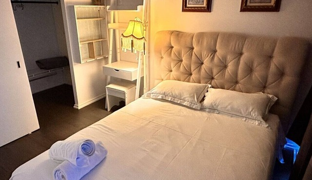 Cozy Midtown Condo Steps to Subway & Amenities