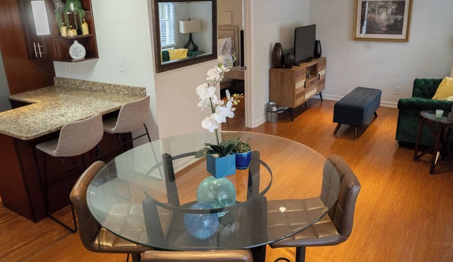 Cozy Midtown Garden Level Retreat, off street Parking, Walk to Peidmont Park
