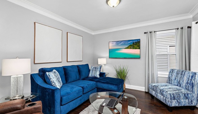 Cozy Midtown Home 10 Min to Downtown KC, 12 Min to Arrowhead & world cup.
