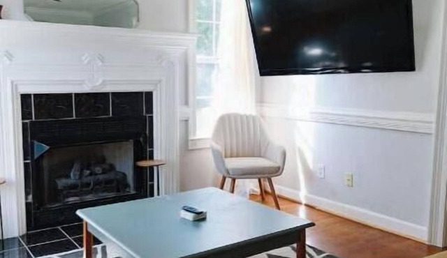 Cozy Midtown Mobile Home; Fireplace & Pet-Friendly