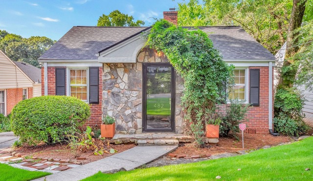 Cozy Midtown retreat with skyline views, private yard, deck, firepit, & W/D