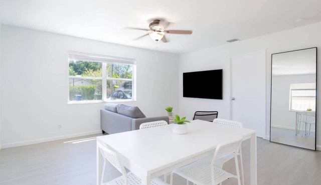 Cozy Minimalist 2BR Near Las Olas w/Patio +Parking