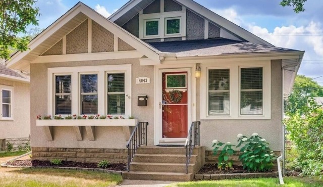 Cozy Minneapolis Bungalow - 2 bedroom, your home away from home!