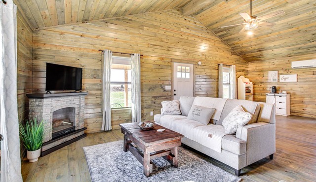 Cozy Mississippi Cabin w/Covered Porch & Grill!
