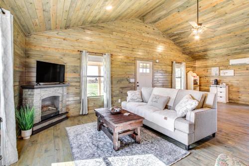 Cozy Mississippi Cabin with Covered Porch and Grill!