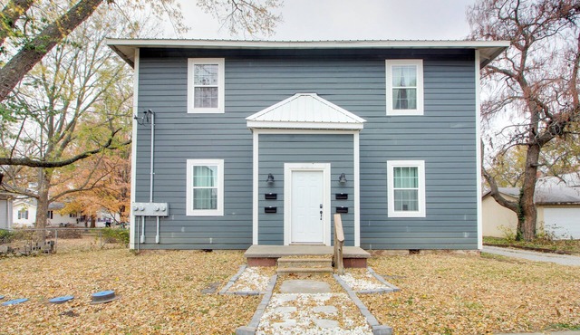 Cozy Missouri Escape w/Balcony, Near Colleges!