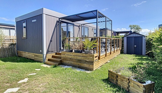 Cozy Mobile Home for 4 with Pool, Near Beach, Shops & Attractions