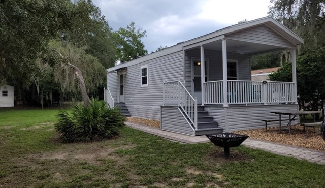 Cozy mobile home in charming Crystal River with WiFi and AC