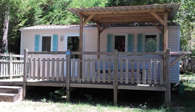Cozy mobile home with terrace and equipped kitchen
