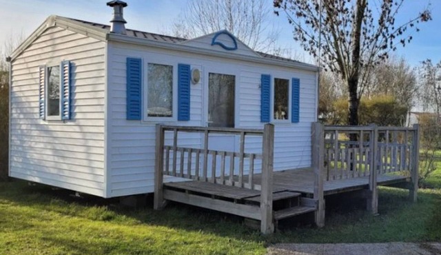 Cozy mobile home with terrace in Puyravault