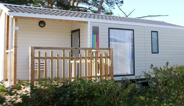 Cozy mobile home with terrace in Tréguennec