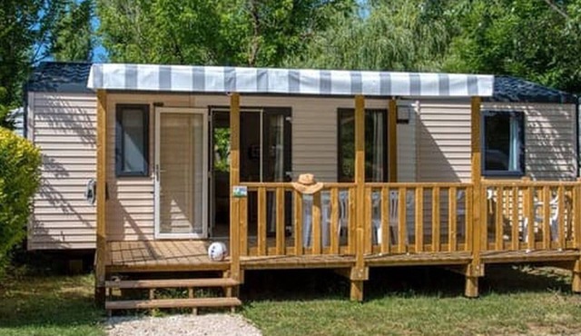 Cozy Mobile Home with Terrace in Groléjac