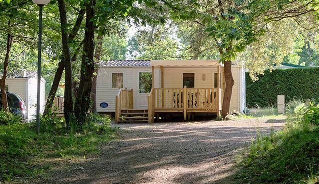 Cozy mobile home with terrace for 4 people