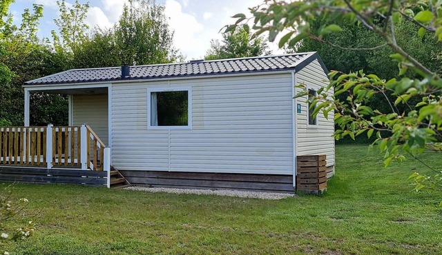 Cozy mobile home with terrace in Loudéac
