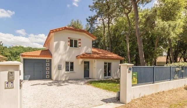 Cozy Modern Home by the Sea with Spacious Interiors, WiFi, and Double Garage in Saint-Brevin-les-Pins