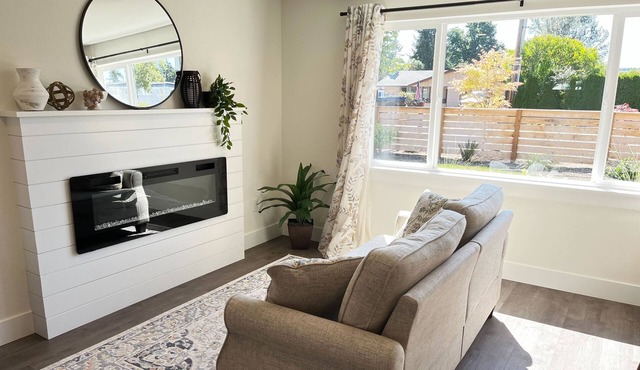 Cozy Modem/Farm House W/Large Outdoor Space.