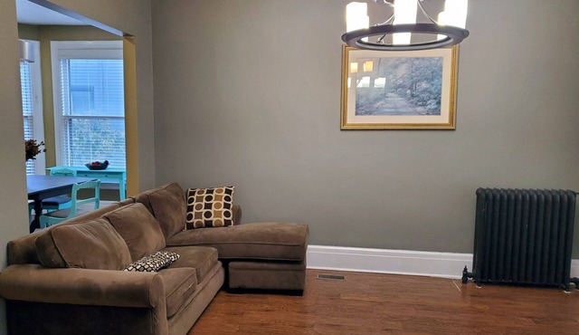 Cozy Modern 2 bed home, great location by Riverside park