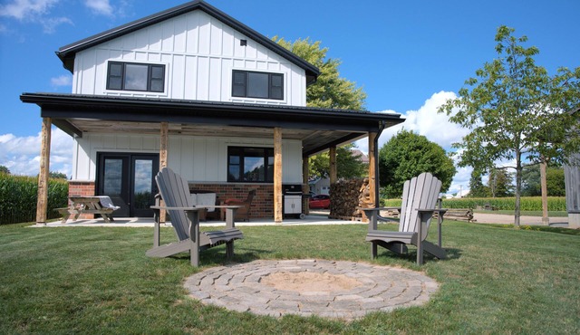 Cozy modern 2-bedroom farmhouse suite w/clawfoot tub, firepit & country views.