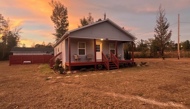 Cozy Modern 2-bedroom cottage-family friendly with large yard