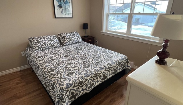 Cozy & Modern 2 Bedroom - 2 mins from Credit Union Place!