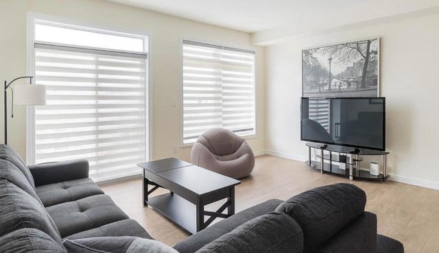 Cozy Modern 2 Bedroom Smart Townhome in Innisfil with Free Parking, Full Kitchen and Laundry - Steps to Diners and Shops, 5 Min Drive to Innisfil Beach Park - Great for Couples & Families!