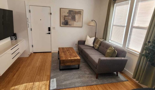 Cozy & Modern 2 Bedroom Stay Great for Commuters