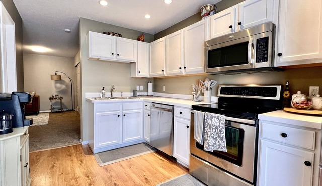 Cozy modern 2-bedroom townhome with king suite in Shakopee