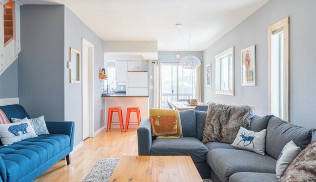 Cozy, modern 2BD/2BA townhome minutes from 4 world class ski resorts.