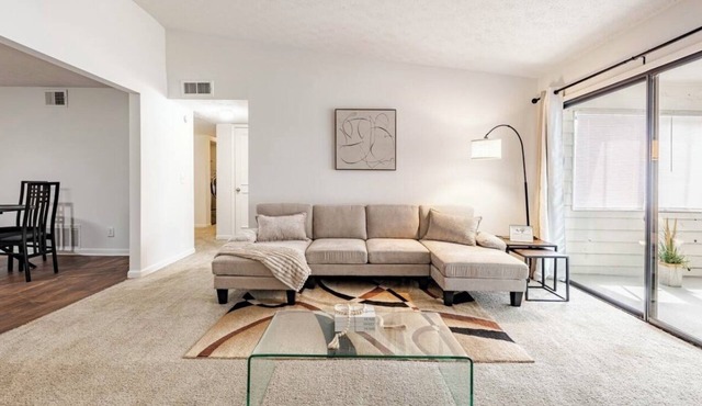 Cozy Modern 2Bed 2Bath Getaway in Atlanta Free Parking & Coffee Station