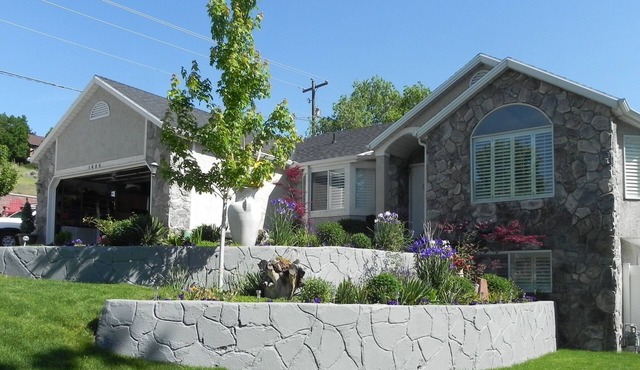 Cozy modern 2BR , Free Parking & Wi-Fi, min. away from the world's ski resorts.