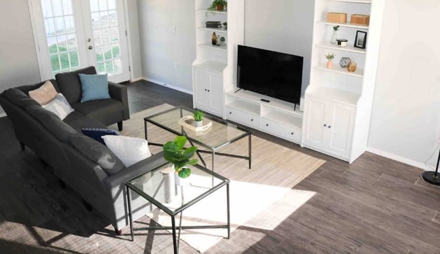 Cozy, Modern 3 BD&BA Entire Clean Townhome King BD