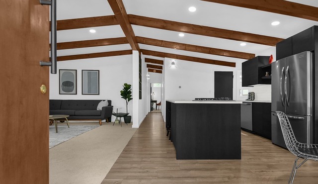 Cozy, modern 3BR California ranch-style home in Columbus, Ohio