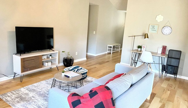 Cozy & Modern 4 Beds/2 Baths house in serene Flowery Branch convenient location