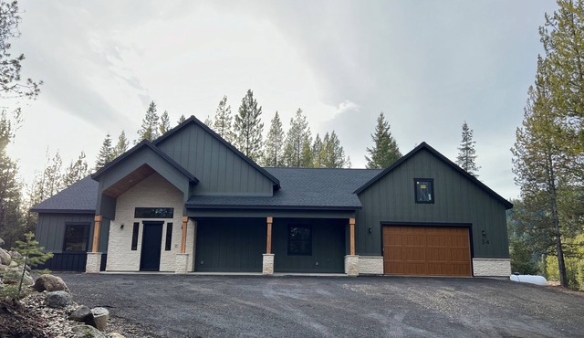 Cozy modern 4-bedroom house with AC perfect for relaxing stays