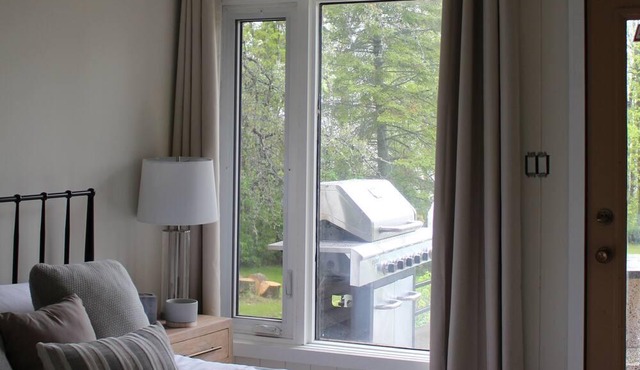 Cozy modern 4 season lake front cottage w/ hot tub