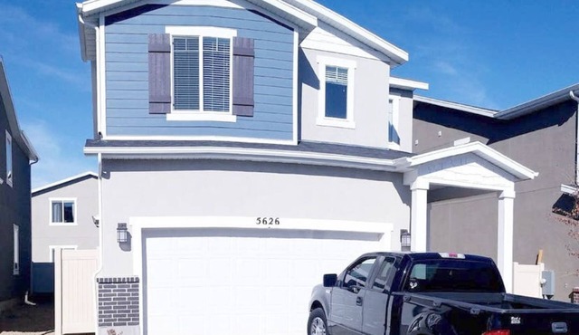 Cozy Modern 5 Bedroom Home w/Finished Basement