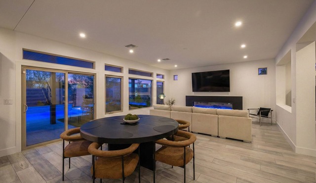 Cozy Modern 5bd Home, 10mins to Airport, 15mins to the Strip, Pool & Jacuzzi!