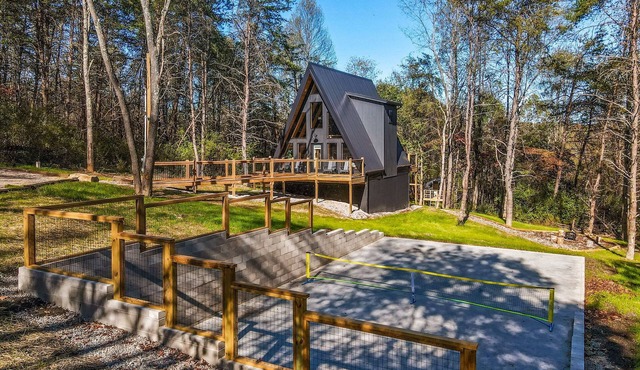 Cozy Modern A-Frame, Pickleball, PrivateHot Tub, Fire Pit, Kids Playhouse