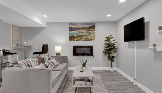 Cozy Modern Beautiful Studio+Parking. Walk to DC Metro. Perfect for Long Stays!