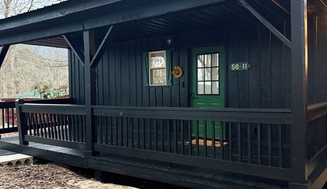 Cozy, Modern Black Cabin Retreat - Mins. to Cloudland Canyon & Lookout Mountain