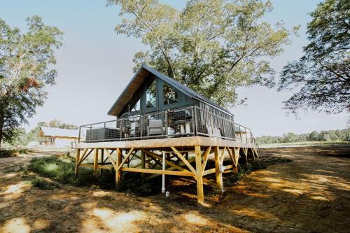 Cozy Modern Cabin with Deck and Hot Tub in Cedar Bluff, Alabama