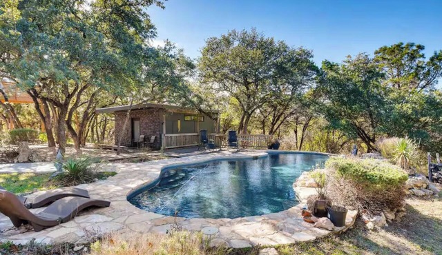 Cozy Modern Cabin wt Pool, Hot Tub, Fire pit and Goats, Alpacas, Chickens & Emus