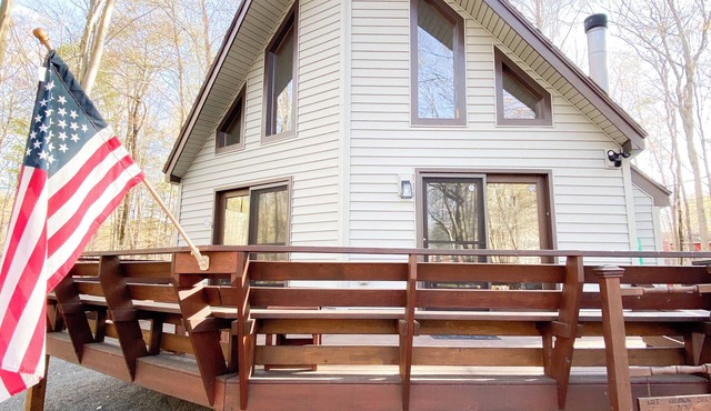 Cozy Modern Chalet, Family Friendly, Fire Pit! 5 minutes from beaches and pools