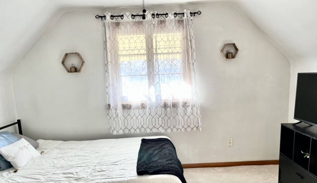 ✨COZY, modern close to highway- 5 min from Bill's stadium & beach! ❤️💙