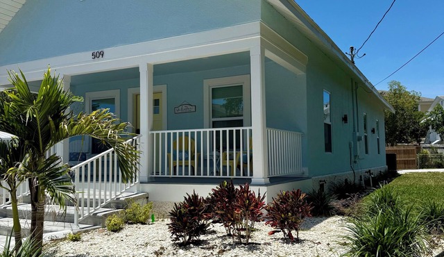 Cozy & Modern Coastal Retreat- Steps from the Sponge Docks!